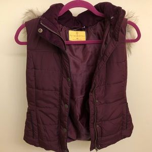 MAROON HOODED VEST. Fur on hood is removable.